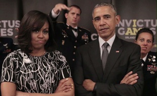 Michelle et Barack Obama dans la vidéo de chambrage à l'adresse de la reine Eliabeth.