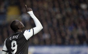 Newcastle et Tottenham ont lâché Chelsea dans la course à la Ligue des champions, les Magpies en l'emportant 2 à 0 chez les Blues grâce à un doublé de Cissé, et les Spurs en gagnant à Bolton 4 à 1, lors des matches en retard de la 34e journée du championnat d'Angleterre mercredi.