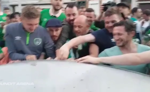 Les supporters irlandais près de la voiture