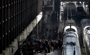 Des passagers évacuent le 2 janvier 2015 un train dans la garde madrilène d'Atocha à la suite d'une fausse alerte à la bombe