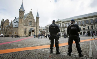 La police militaire hollandaise monte la garde lors d'une patrouille à La Haye, le 23 mars 2016