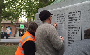 Sin-le-Noble, le 5 novembre 2014 - Le nom d'Oscar Delforge, reconnu "Mort pour la France" 80 ans aprËs son deces, a ete ajoutÈ sur le monument aux morts de 14-18.