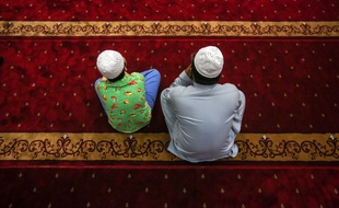 Deux néo-zélandais en train de prier pour les victimes de Christchurch, le 18 mars 2019.