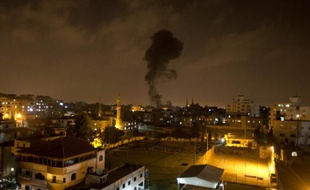 De la fumée à l'horizon après qu'un tir de missile israélien a frappé Gaza le 7 juillet 2014