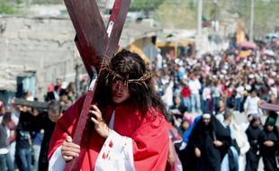 Le Vendredi Saint rappelle le Chemin de Croix et la cruxifixion du Christ pour plus d'un milliard de chrétiens dans le monde