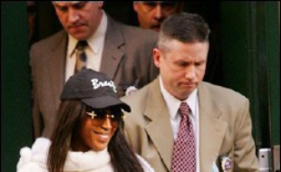 La top-modèle Naomi Campbell, remise en liberté jeudi soir à New York après avoir été inculpée d'agression sur une de ses employées, devra répondre de cette accusation le 27 juin devant un juge de Manhattan, a-t-on appris vendredi de source judiciaire.