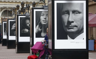Un portrait de Vladimir Poutine au milieu de ceux d'athlètes médaillés aix J.O de Sotchi