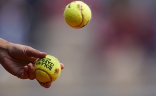 Une main, deux balles de tennis, c'est beau (photo d'illustration).
