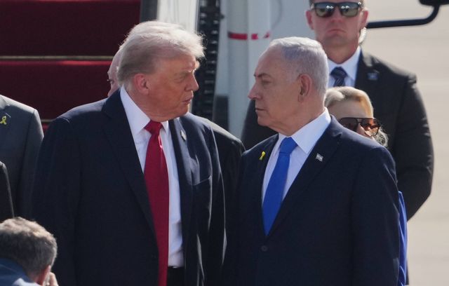 Pendant que les libérations démarraient, Donald Trump est arrivé à bord d’Air Force One à Tel-Aviv, et a été accueilli par Benyamin Netanyahou.