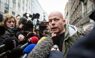 L'avocat belge de Salah Abdeslam, Sven Mary, parle à la presse devant le siège de la police fédérale à Bruxelles le 19 mars 2016