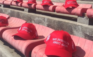 Capture d'écran de la photo postée sur Twitter par le club de rugby de Biarritz, où l'on voit des casquettes destinées aux journalistes de Sud-Ouest avec ce message : «Rendons le journalisme de nouveau honnête».