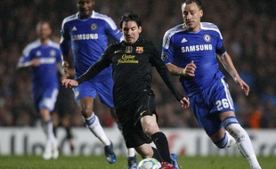 Le Barcelonais Lionel Messi face à l'Anglais John Terry, le 18 avril 2012, à Stamford-Bridge.
