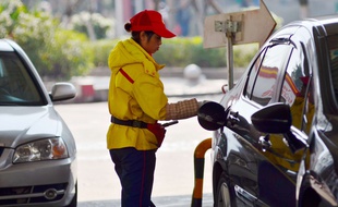 Une jeune femme qui fait son plein d'essence à Pékin