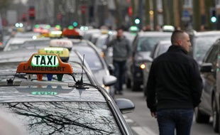 Environ 200 chauffeurs de taxis ont manifesté autour et dans la ville contre les nouvelles règlementations en matière de transports de malade, à Lille, le 10 janvier 2013.