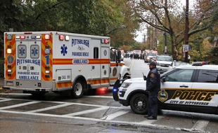 Un tireur a ouvert le feu le 27 octobre dans une synagogue de Pittsburgh, en Pennsylvanie, où les fidèles étaient rassemblés pendant le shabbat, faisant onze morts et six blessés.