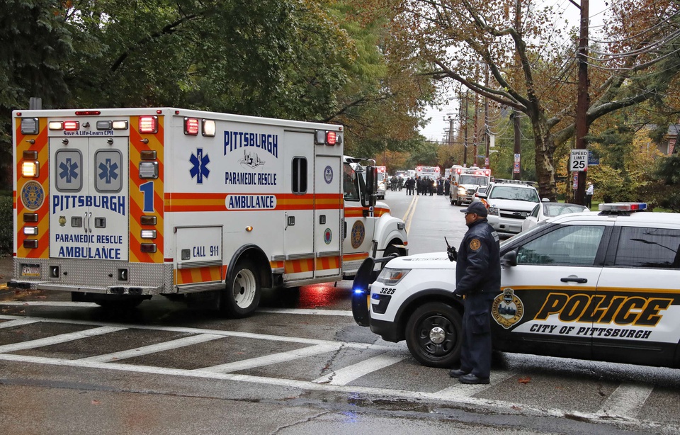 Fusillade à Pittsburgh 960x614_tireur-ouvert-feu-27-octobre-synagogue-pittsburgh-pennsylvanie-o-fideles-rassembles-pendant-shabbat-faisant-onze-morts-six-blesses