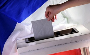 Le PS et l'UMP sont au coude à coude pour le premier tour des législatives le 10 juin, 31% des Français ayant l'intention de voter pour un candidat socialiste ou PRG et 30% pour un candidat de l'UMP, selon un sondage Ifop-Fiducial réalisé dimanche, jour du deuxième tour de la présidentielle, entre 17H00 et 20H00.