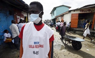 Un employé du ministère de la Santé à Monrovia, le 2 octobre 2014