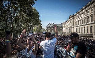 Plusieurs dizaines de milliers de "teufeurs", étaient réunis samedi 23 septembre 2017 devant le Louvre à Paris, pour un "dancefloor" autour des chars de la 19e Techno Parade.