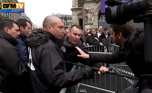 Des journalistes du «Petit Journal» pris à partie par Bruno Gollnisch le 1er mai 2015.