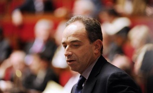 En pleine crise de la zone euro, l'UMP a dévoilé mardi ses propositions sur la gouvernance européenne et mondiale, dernier volet de son projet pour 2012, tout en maintenant la pression sur le PS, qui refuse de voter la "règle d'or" budgétaire dans laquelle il voit un "piège".