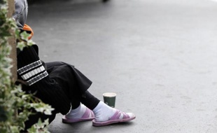 Une mendiante dans une rue de Paris en 2012