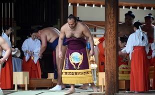 Osunaarashi lors d'une cérémonie au sanctuaire Yasukuni en 2015.