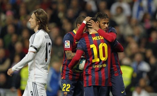 Lionel Messi félicité par ses équipiers lors de la victoire du FC Barcelone sur le Real Madrid le 23 mars 2014.