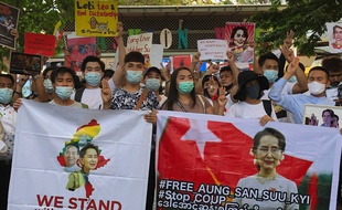 Des manifestants birmans installés en Thaïlande réclament la libération d'Aung San Suu Kyi.