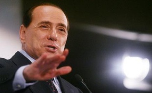 Le chef de la droite italienne Silvio Berlusconi s'est retrouvé vendredi au centre d'une polémique après avoir suggéré à une étudiante, lors d'une émission télévisée, d'épouser un millionnaire afin de sortir de la précarité.