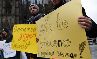 Des réfugiés syriens manifestent contre les violences envers les femmes, le 16 janvier 2016 à Cologne.