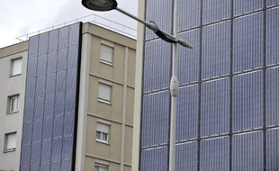 Des panneaux photovoltaïques installés sur des façades d'immeubles HLM (habitat à loyer modéré) sont photographiés le 26 septembre 2010 à Strasbourg.