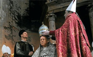 John Doman interprète le catalan Rodrigo Borgia, le pape Alexandre VI.