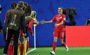 Jessie Fleming a ouvert le score ce samedi contre la Nouvelle-Zélande, avant de célébrer ce but avec le banc canadien. Jean-Pierre Clatot / AFP)