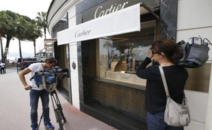 Des journalistes devant la bijouterie Cartier cambriolée le 5 mai 2015 à Cannes