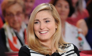 L'actrice Julie Gayet sur le plateau de «Vivement Dimanche» le 16 décembre 2015