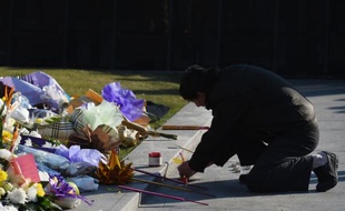 Fleurs et bougies déposées sur le Bund en hommage aux victimes de la bousculade meurtrière du Nouvel An, le 2 janvier 2015 à Shangai