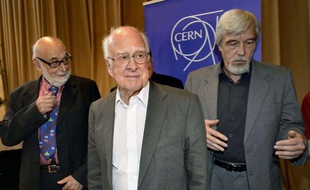 Le physicien britannique Peter Higgs, entouré du physicien belge François Englert, à gauche, et du directeur général du Cern, le 4 juillet 2012