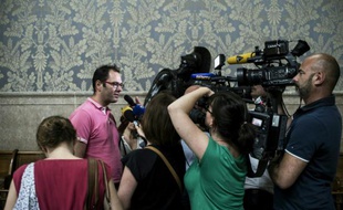 Un membre de l'association "La Parole Liberee" Francois Devaux (gauche) répond à la presse le 10 juin 2016 après que la cour d'appel de Lyon a décidé de ne pas prescrire les abus sexuels reprochés au prêtre lyonnais Bernard Preynat