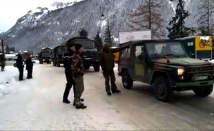 Capture d'écran d'une vidéo du Dauphiné de militaires près de l'endroit ou où cinq légionnaires ont été tués dans une avalanche le 18 janvier 2016 à Valfréjus