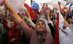Des partisans du parti du Premier ministre Erdogan fête le succès de l'AKP aux législatives, le 22 juillet 2007.