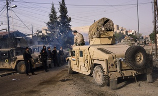 Un soldat de l'armée irakienne, assis sur le toit de son Humvee, le 10 janvier 2017 dans l'est de Mossoul.