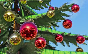 Illustration. Boules de Noël sur un sapin.