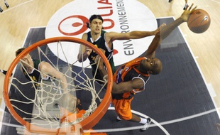 Thierry Rupert (en orange) sous le maillot du Mans lors d'un match d'Euroligue en 2010.