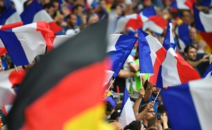 Les supporters français et allemands au Vélodrome lors de la demi-finale de l'Euro, le 7 juillet 2016 à Marseille.