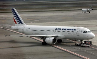 Le gouvernement français a recommandé à la compagnie Air France de suspendre "temporairement" sa desserte de la capitale du Sierra Leone