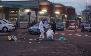 Les experts scientifiques de la police italienne examine les lieux de la mort de l'auteur présumé de l'attentat de Berlin, le 23 décembre 2016, à Sesto San Giovanni, près de Milan.