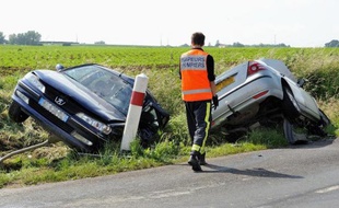 Des voitures accidentées à Godewaersvelde, dans le Nord, le 30 juin 2013