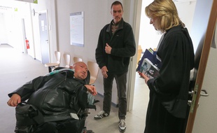 Marcel Nuss, président de l'Appas (à gauche), un membre de l'association (c) et maître Caroline Zorn, avocate de l'association. Strasbourg le 06 mars 2015.
