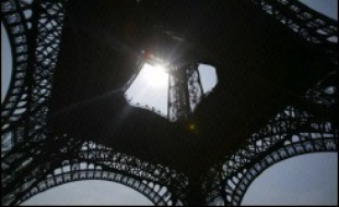 Températures tournant autour de 35°C, alertes à la pollution d'ozone, restrictions d'eau, niveaux d'eau rendant la navigation fluviale impossible ou incendies de forêts : l'Europe continuait mercredi de souffrir de la canicule, mais une fin de semaine plus fraîche était en vue.